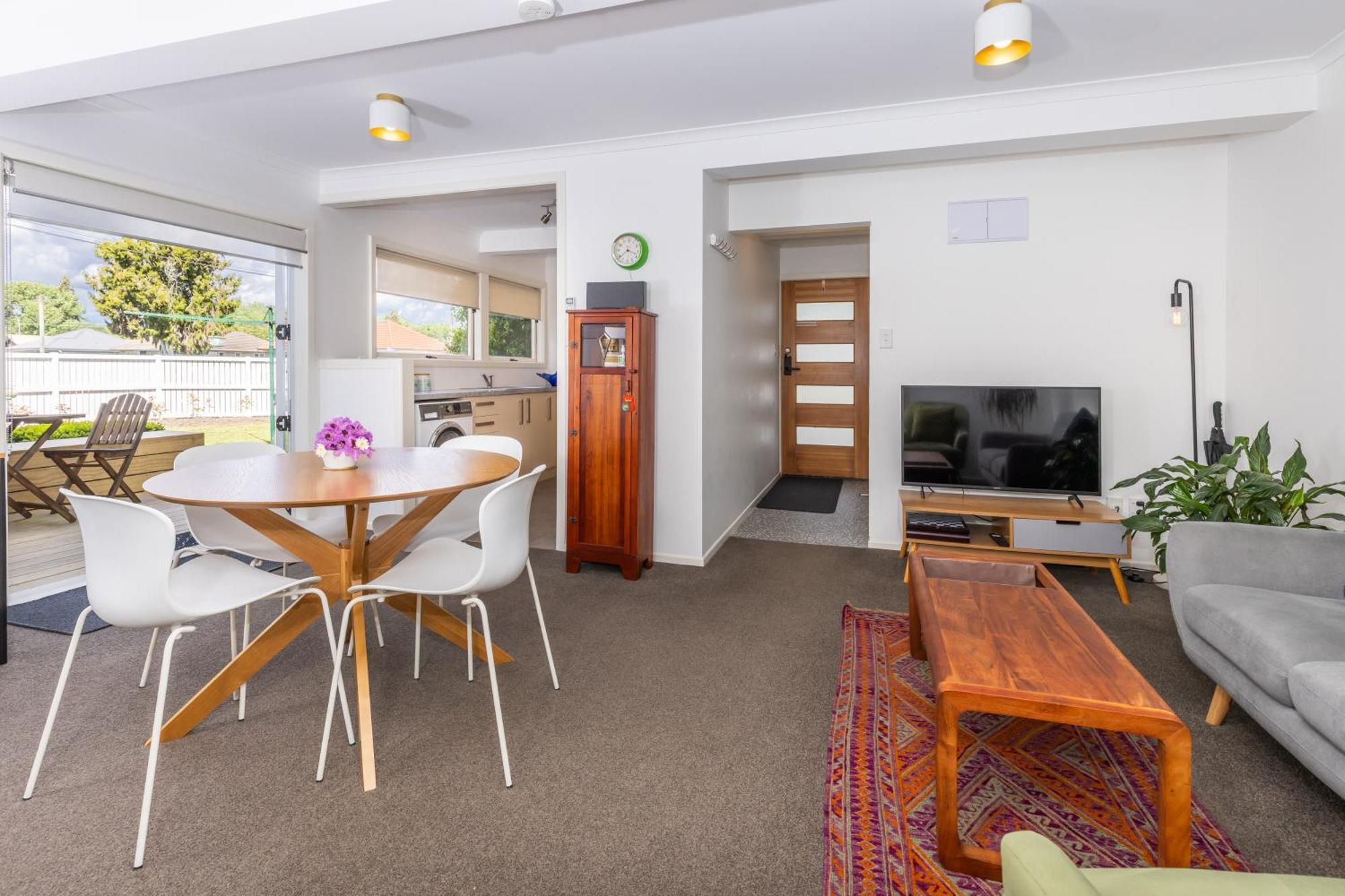 2 Bedroom Home Away From Home Near Cbd & Private Parking Хамилтън Екстериор снимка